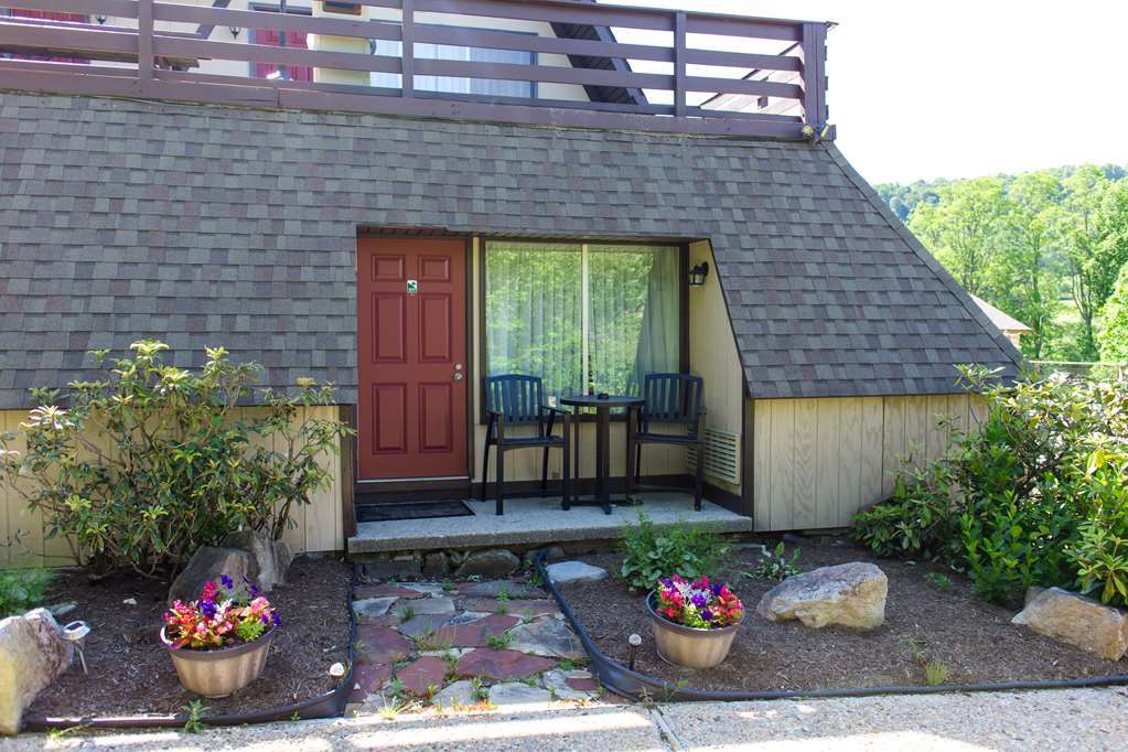 Inn At Deep Creek Oakland Exterior photo